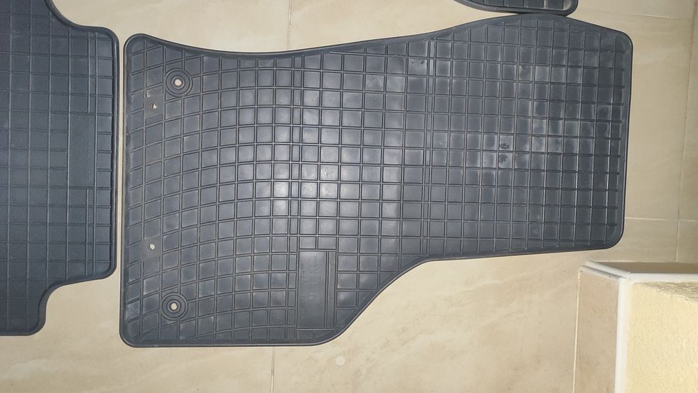 Гумено-каучукови стелки Frogum за Пасат б8 - противопъзгащи, като нови