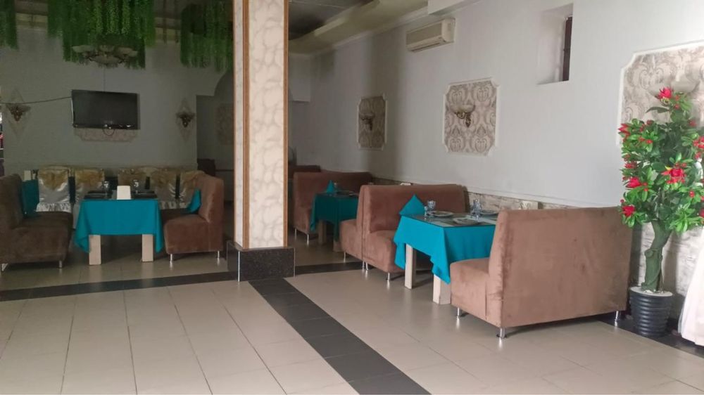 Продам комплект стол и 2 дивана