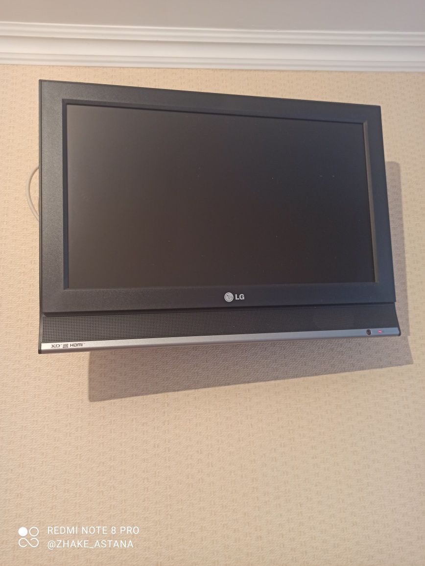 Срочно продается телевизор LG в рабочем состоянии. Имеется кронштейн.