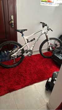 bicicleta full suspension