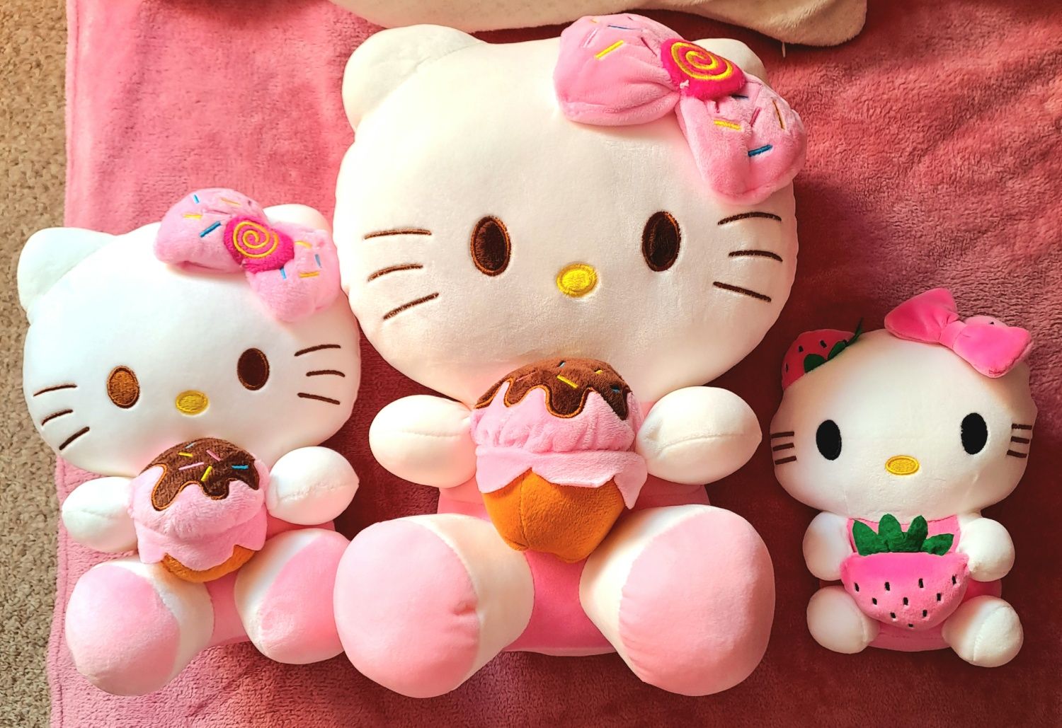 Pluș hello kitty cu căpșuna plușuri moi și drăguțe