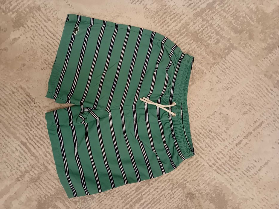 Pantaloni scurti Lacoste marimea 140