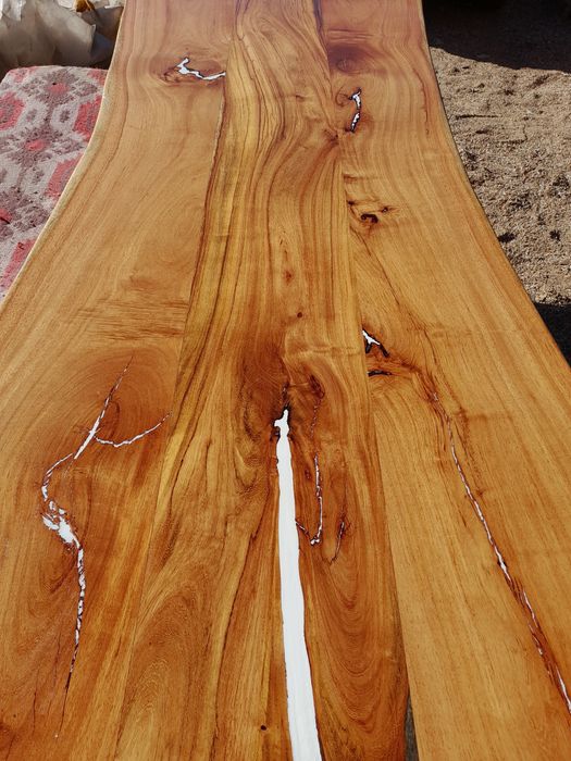 Дизайнерски маси от масив и епоксидна смола