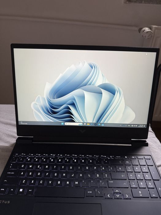 Laptop Gaming HP Victus 15-fb1107nq