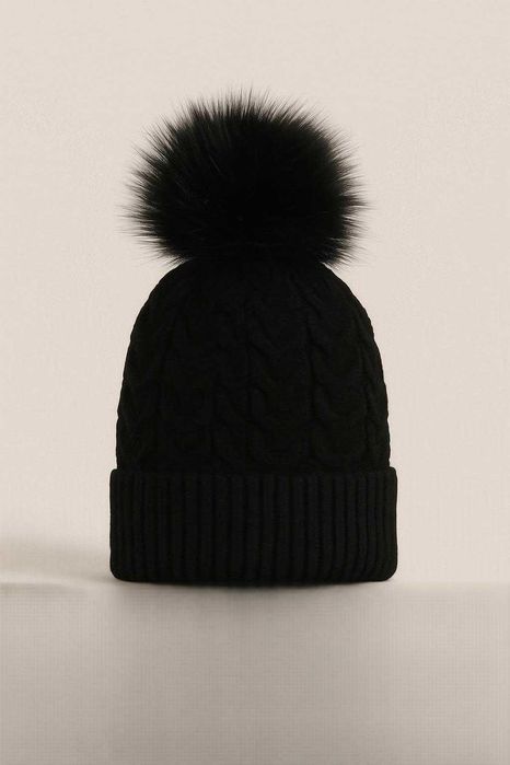 Дамска зимна шапка с топла подплата и пух