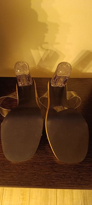 Sandale cu toc transparent