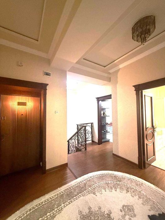 Продаю свою квартиру с цокольным этажом общей квадратурой 185,28 кв.м