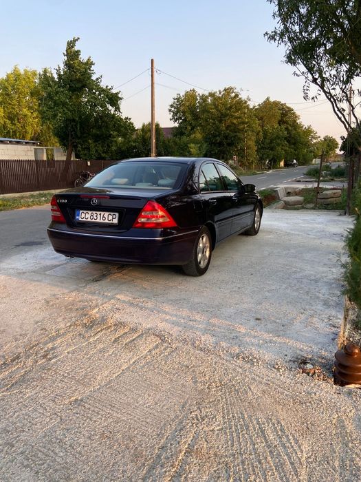 Vând Mercedes C180