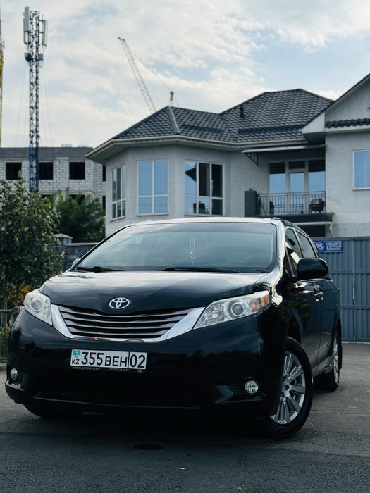 Тайота Сиенна 2017 года