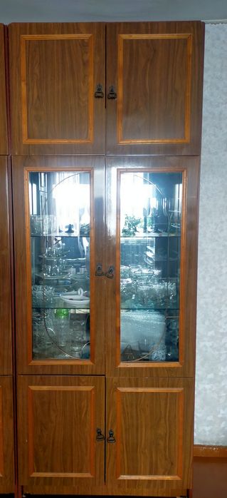 Отдам шифонер и сервант