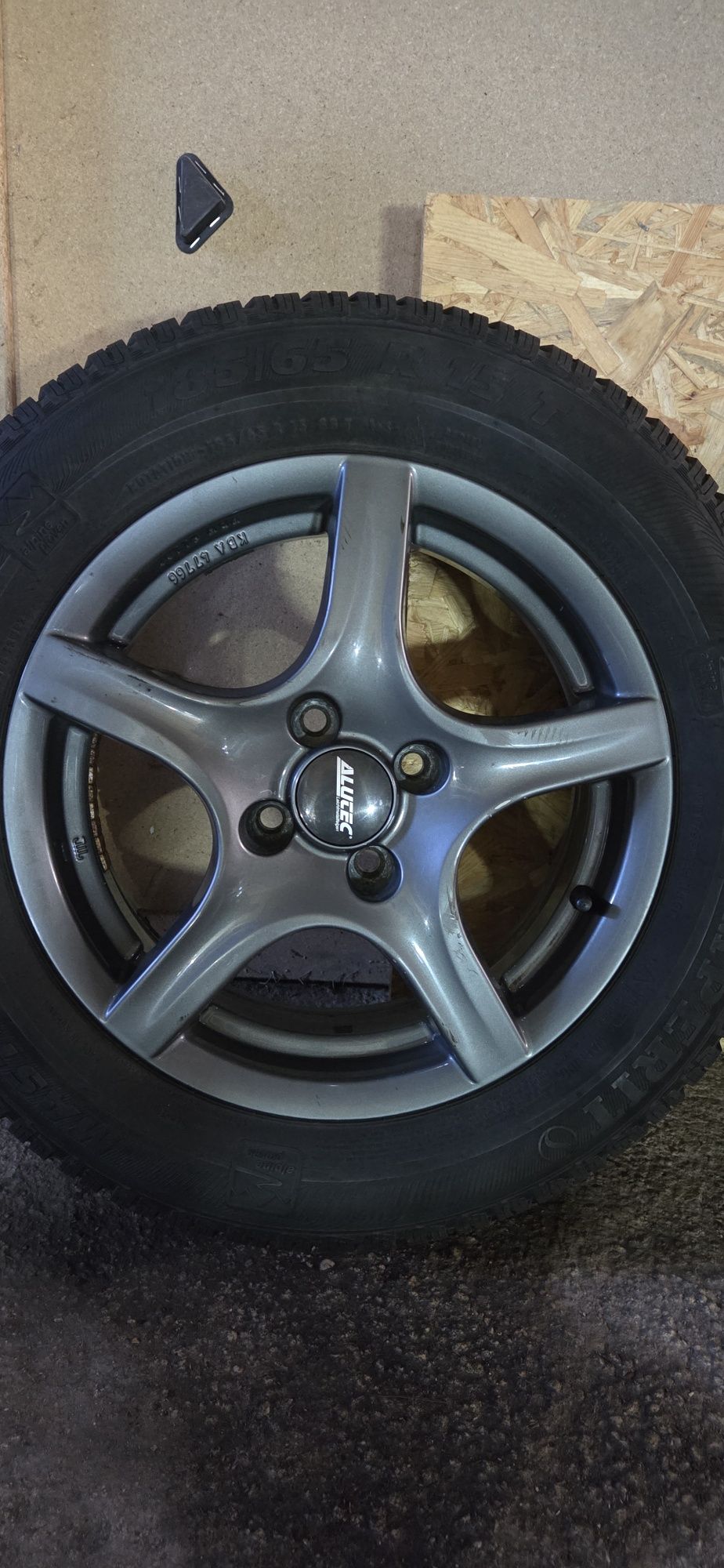 RENAUT ZOE Джанти със зимни гуми 185/65/15 6J ET38 4x100 ЦО60 ДОТ2820