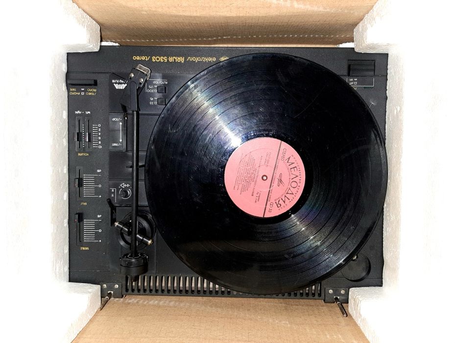 Продам виниловый проигрыватель