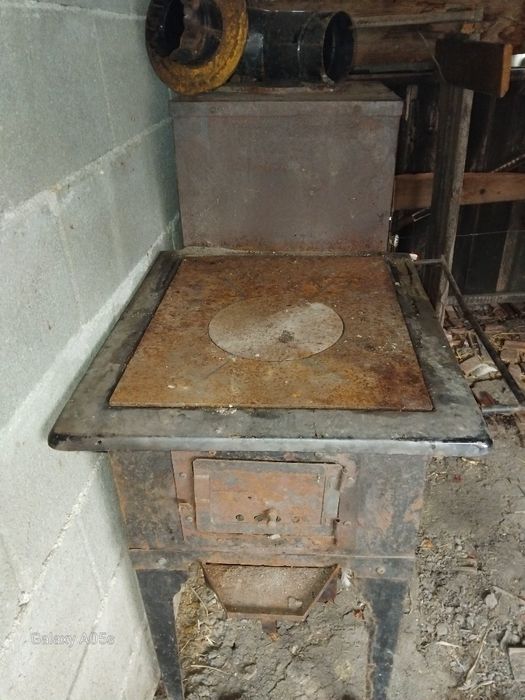 Soba pe lemne si gaz in stare foarte bună