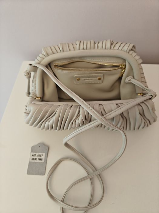 Кожена дамска чанта цвят крем