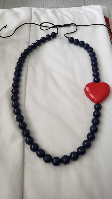 Ефектен гердан сини мъниста и червено сърце