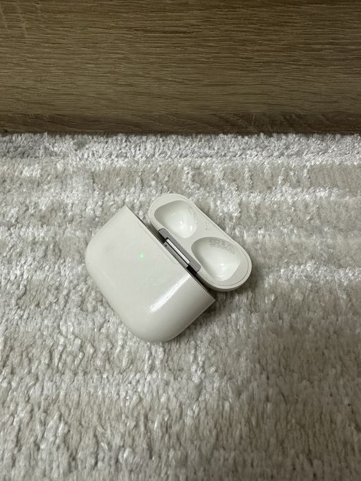 Продам оригинальный кейс от Airpods 3