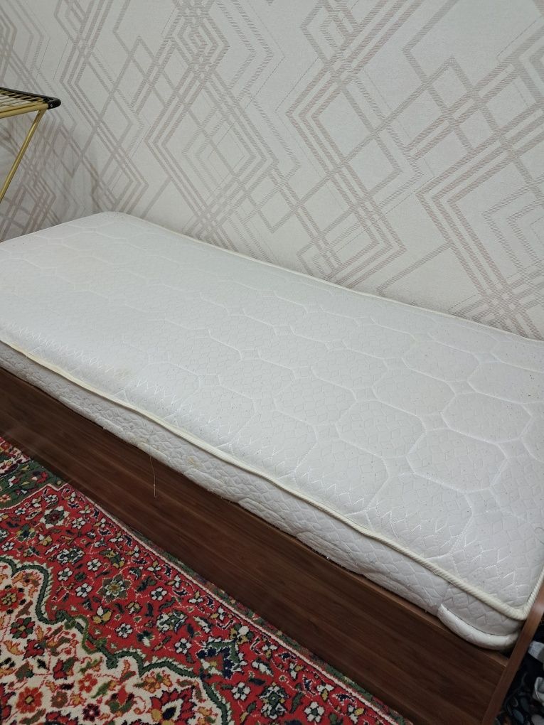 Продаеться 2 кроват и 2 ортопедический матрац.