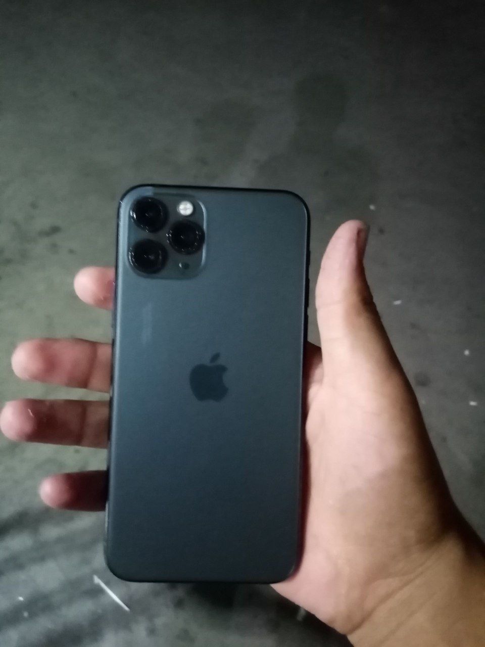 Iphone 11pro  fs ishlamay qoldi 3kun boʻldi yonks81 radnoy ekran argin
