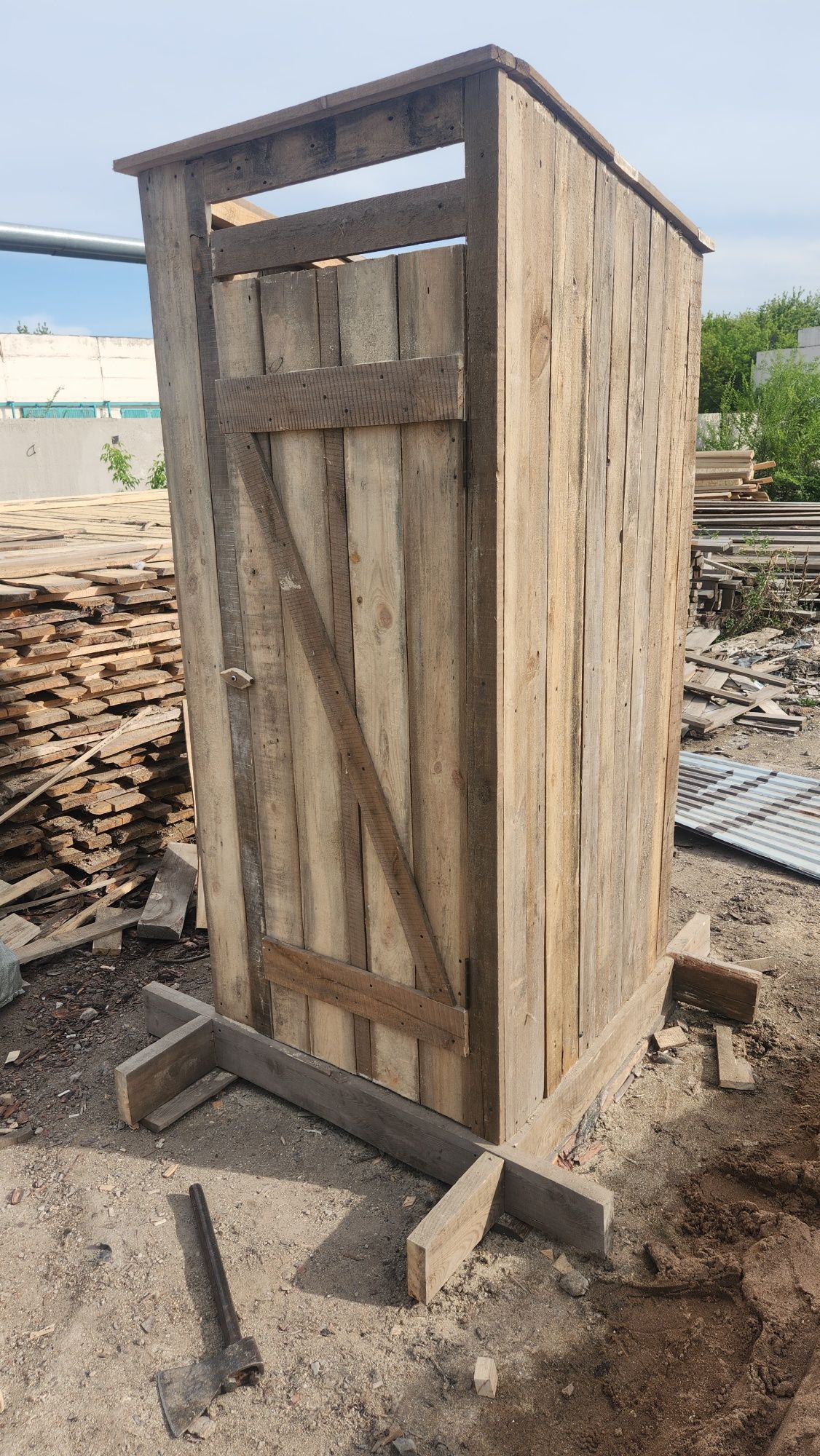 Туалет деревянный уличный