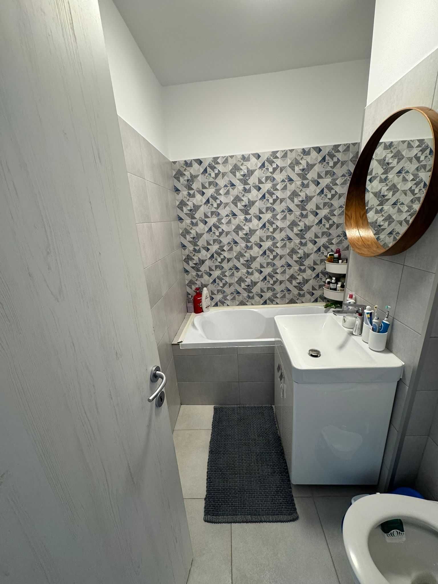Vând ap 2 camere, decomandat, comfort 1, mobilat și utilat.