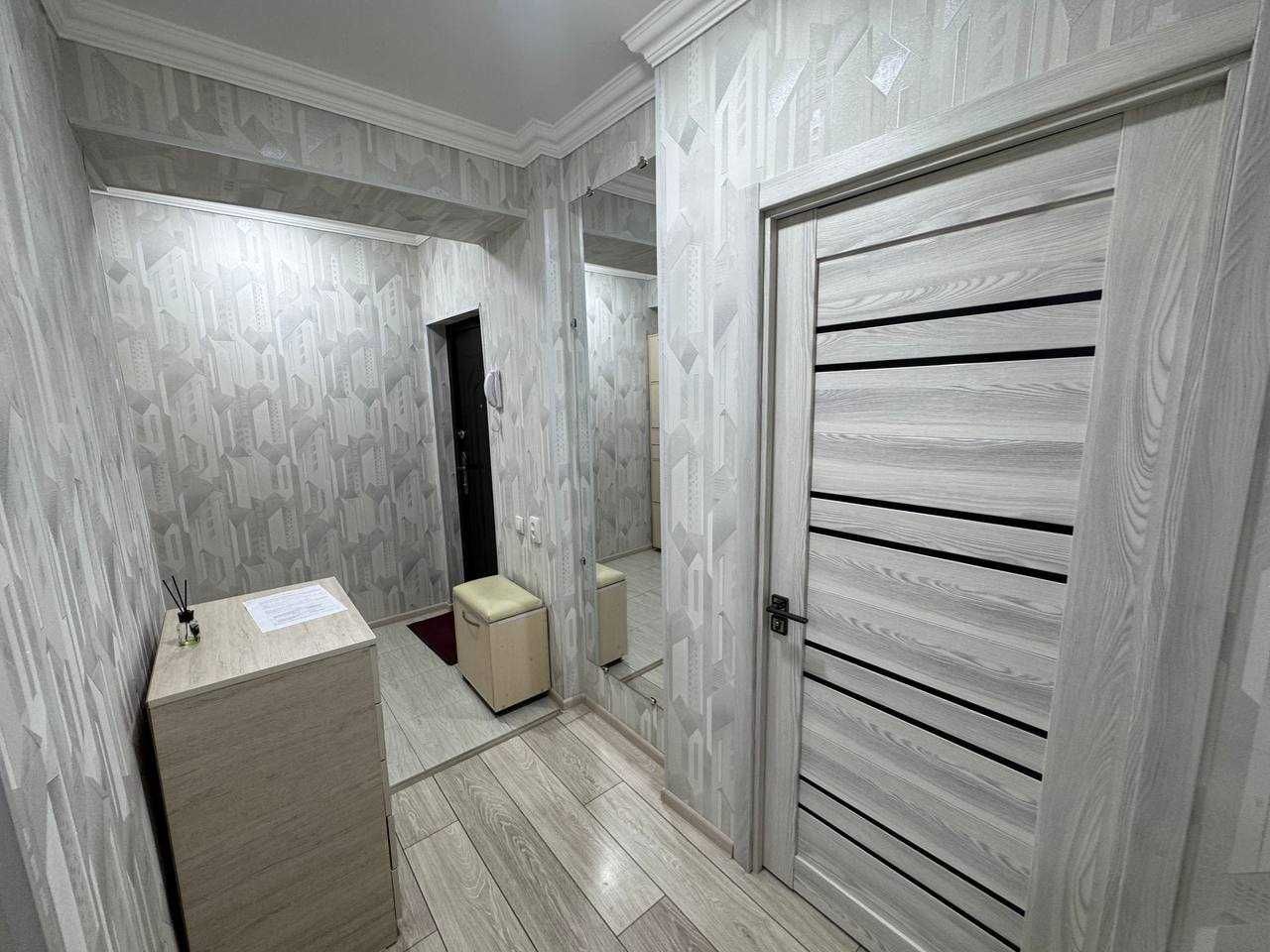 Продаётся своя 3в4 на Ц-4 (Алайский рынок) с мебелью и техникой!