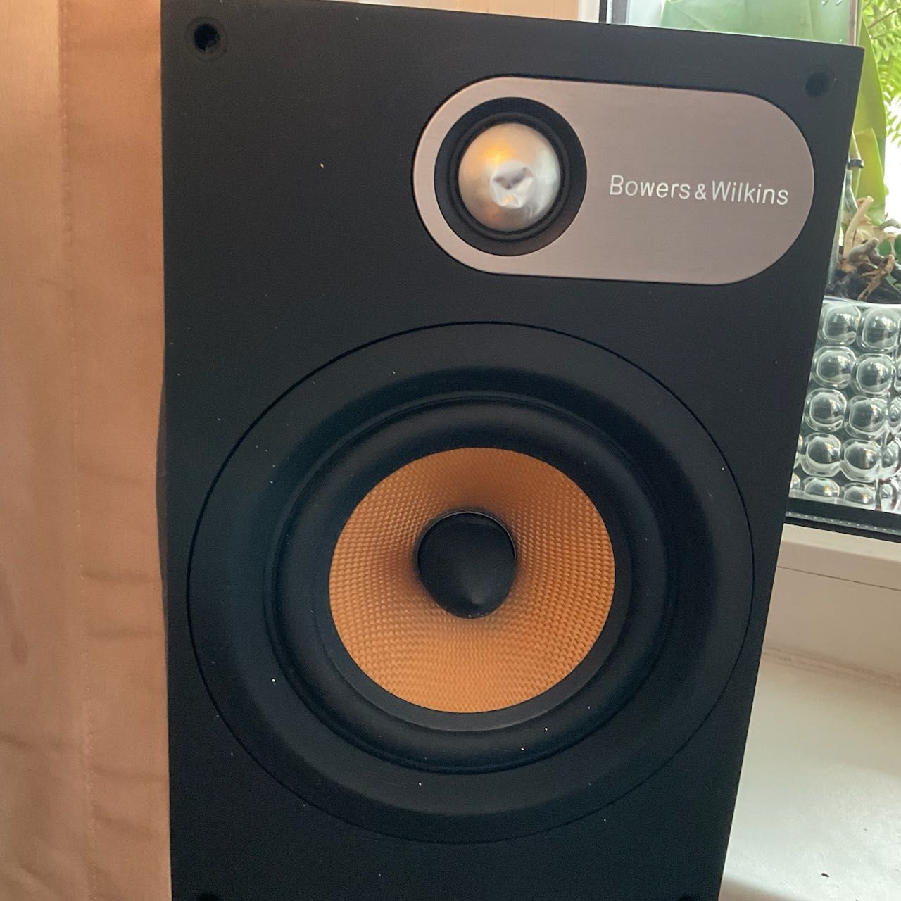 Boxe Bowers and Wilkins 685 Black Ash