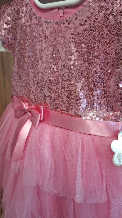 Нова детска рокля. С етикет. Розова, с пайети. За 5 г.