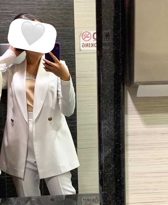 Продам белый брючный костюм