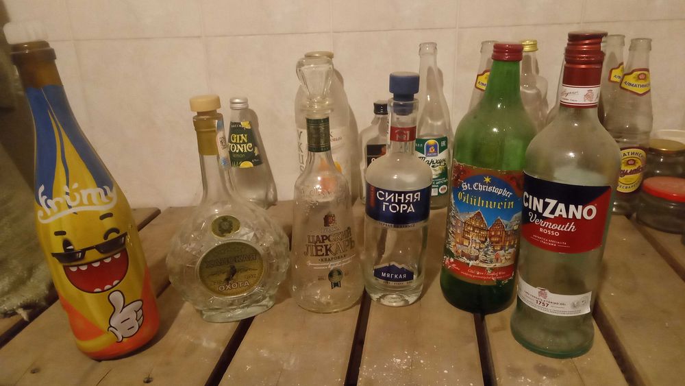 Бутылки стеклянные для вина и соков, банки 
от 0,5л до 1 л
