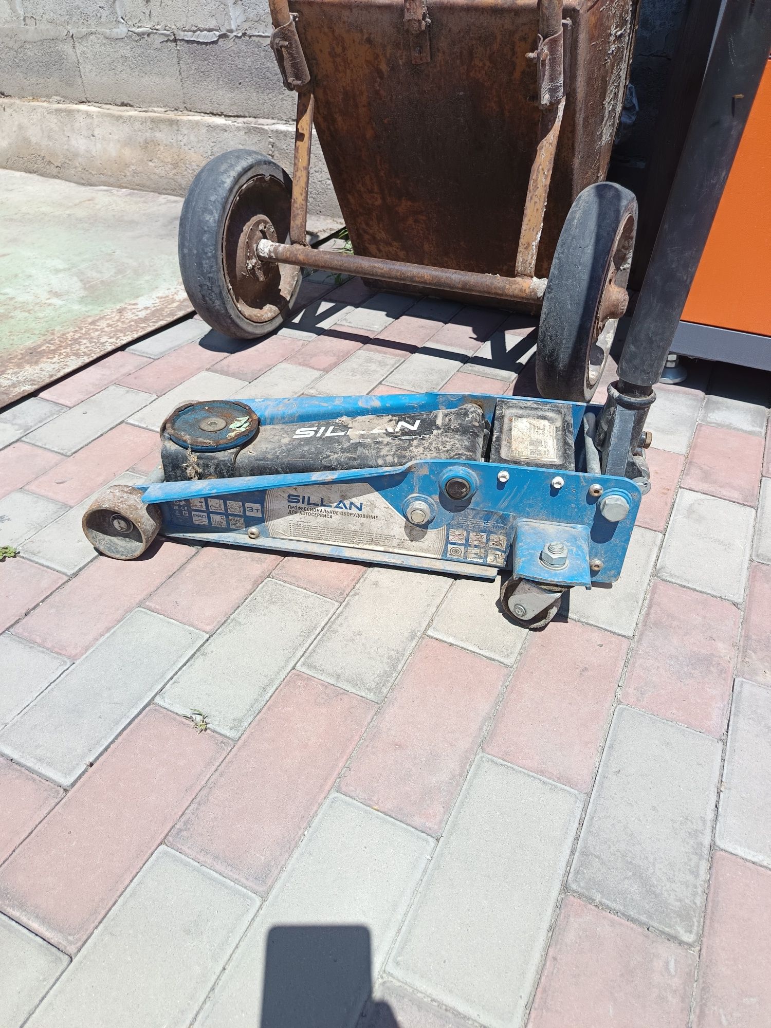 Домкрат 3т подкатной