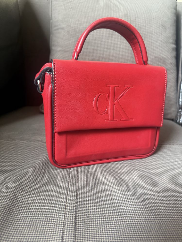Продавам чанта Calvin Klein