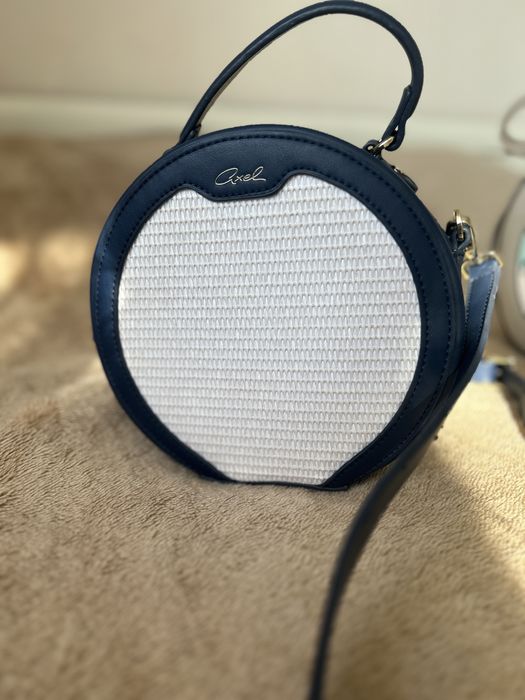 Чанти -нови са три от тях