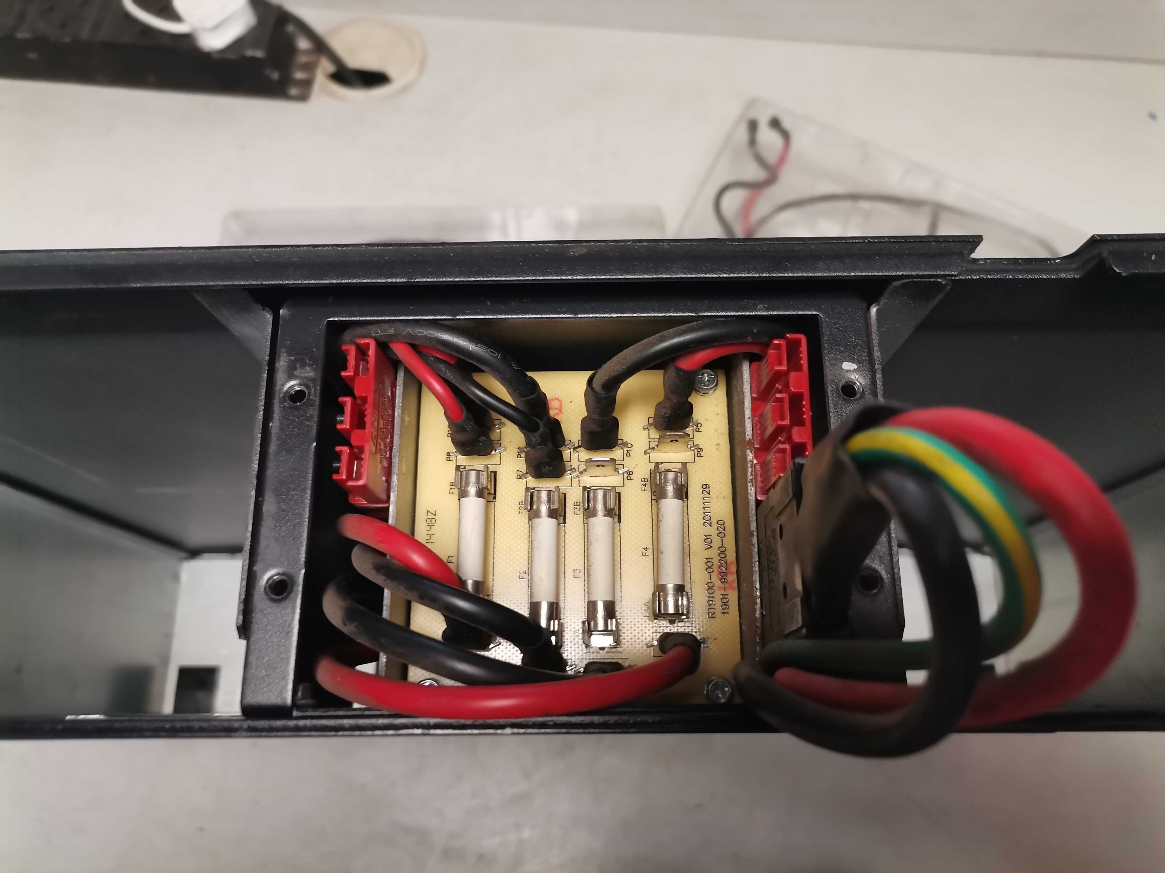 Шкаф за батерии (кутия) UPS