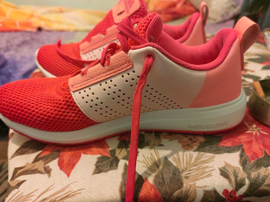 Нови оригинални и без забележки,купени от чижбна.