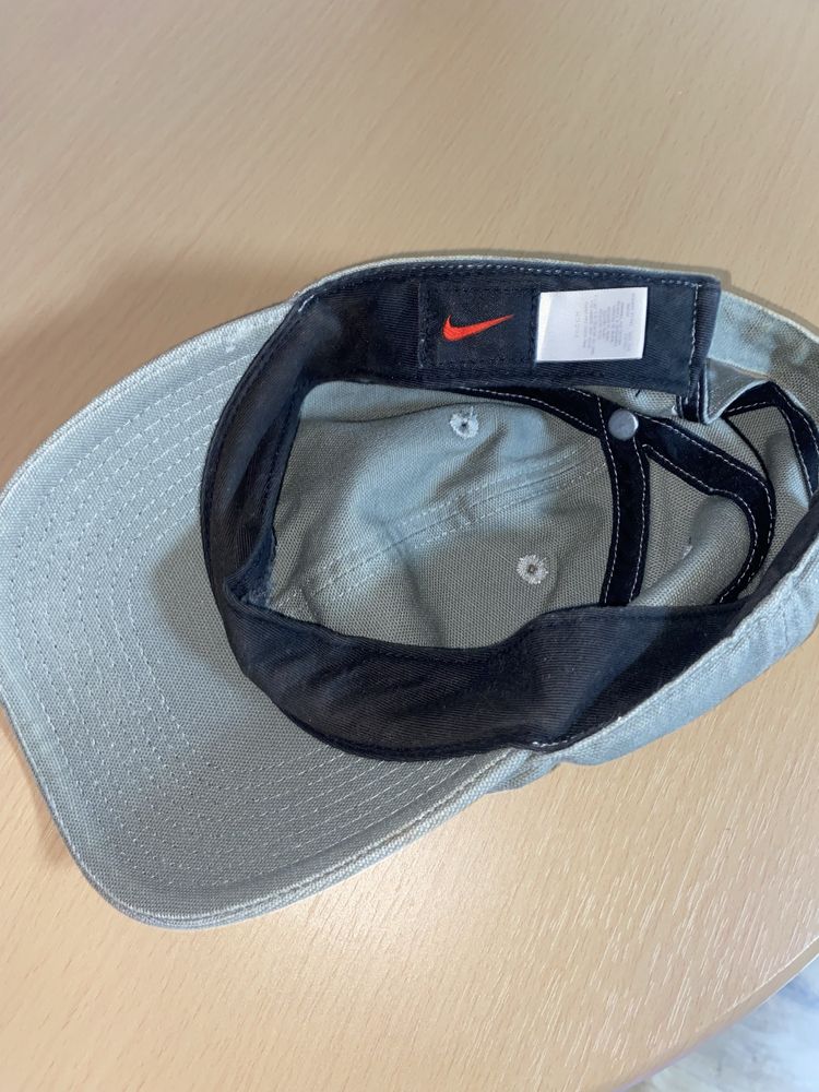 Шапка със кузирка NIKE