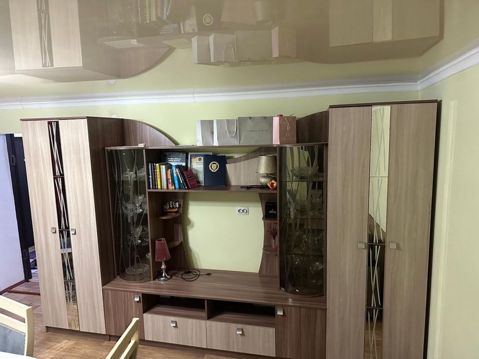 Современая стенка для гостиной а теплых древесных тонах.