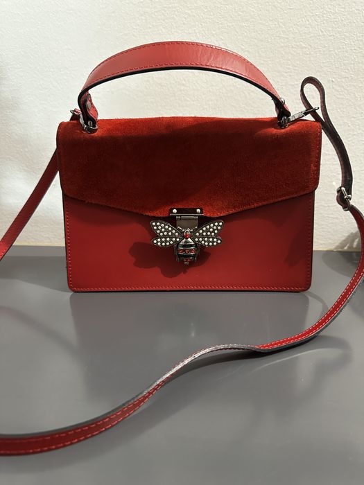 Красива червена чанта