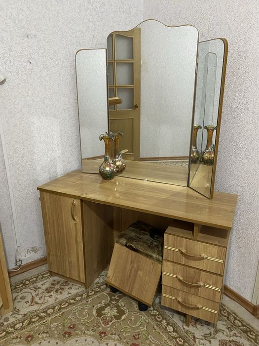 Трюмо с зеркалом и пуфом