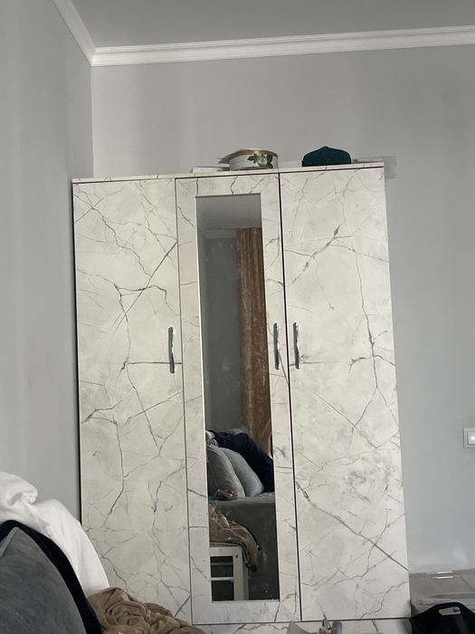 Шифонер хороший, вместителтный, много мест не занимает, светлый оттено