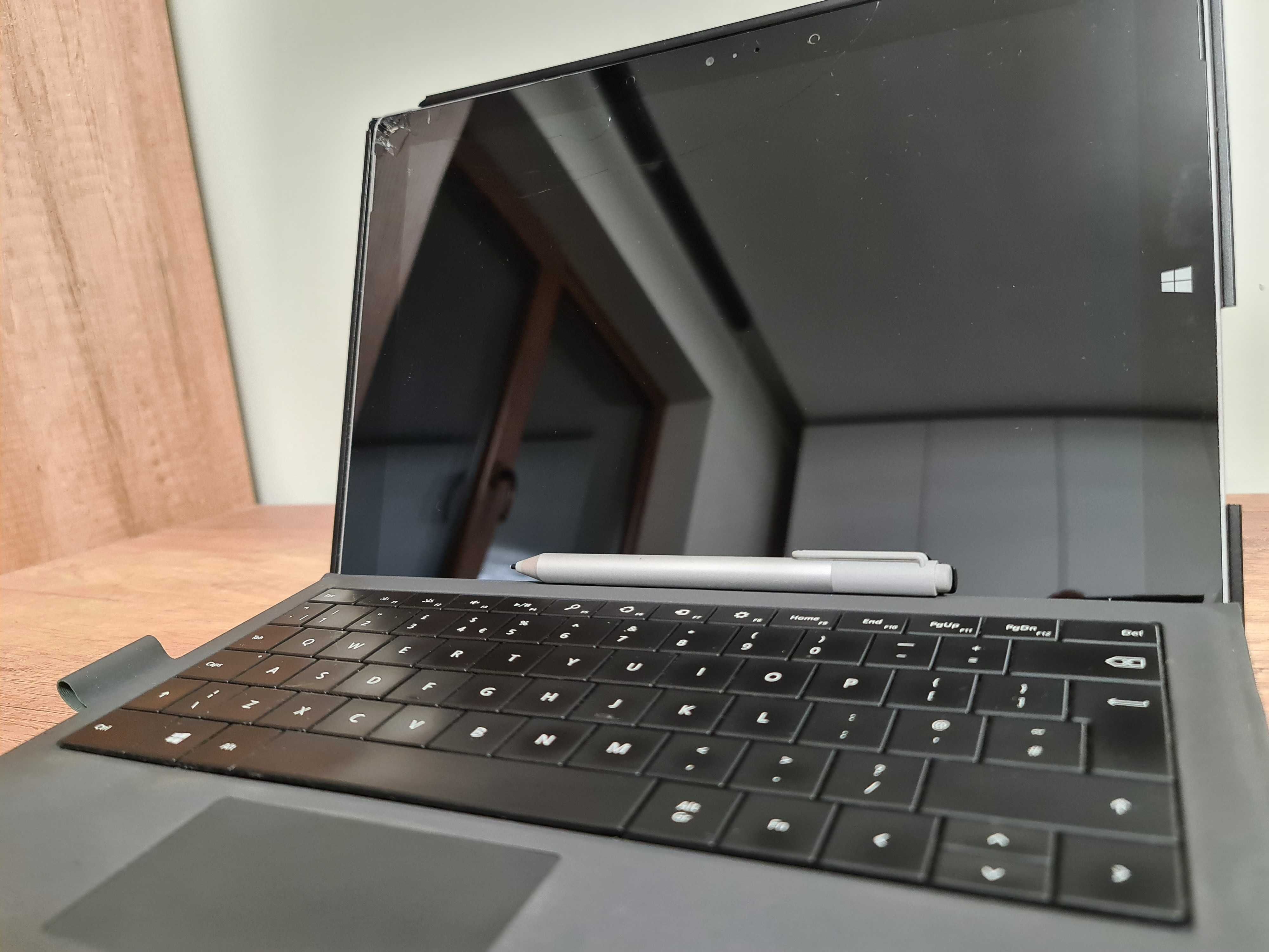 Таблет Microsoft Surface Pro 3 - работещ, с пукнат дисплей