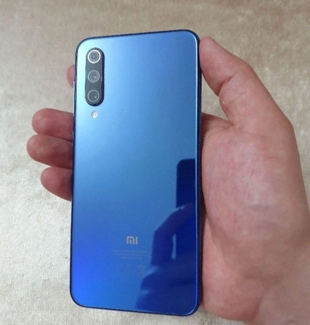 Srochna sotiladi Xiaomi Mi 9 SE 6/64Gb Orginal Xolati yaxshi