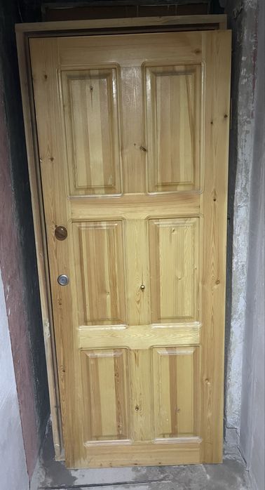 Входная деревянная дверь