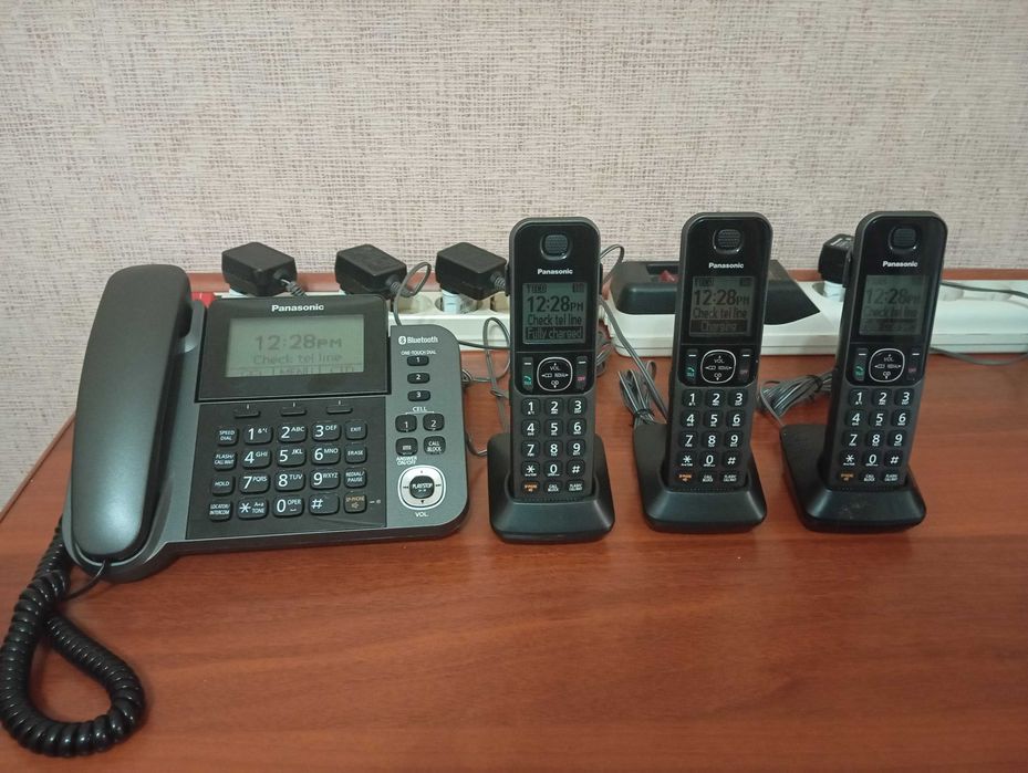 Продам радиотелефон PANASONIC четыре трубки на один телефонный номер.