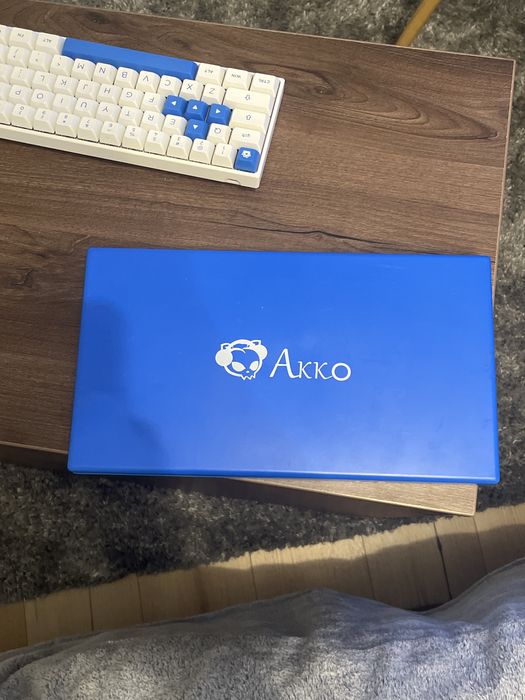 Tastatura full custom qwertykey, cu taste akko.