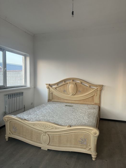 Продам роскошную двуспальную кровать в классическом стиле