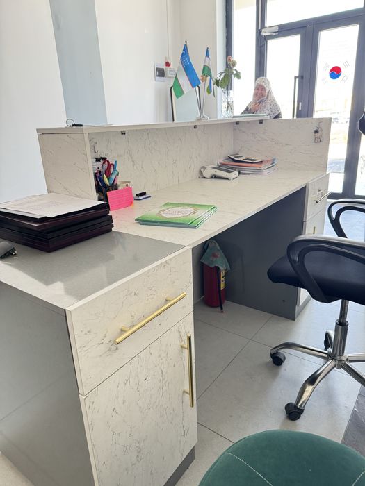 Stol reception uchun