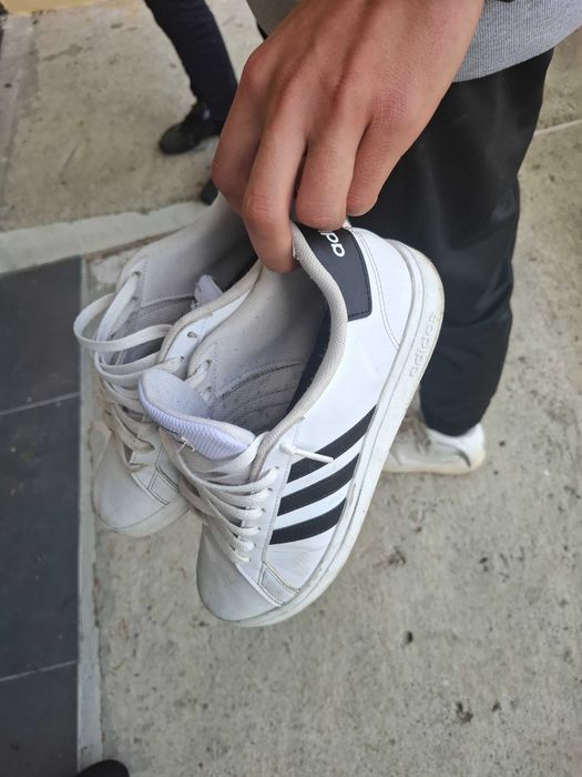 Papuci adidas luați de la colegu de clasă