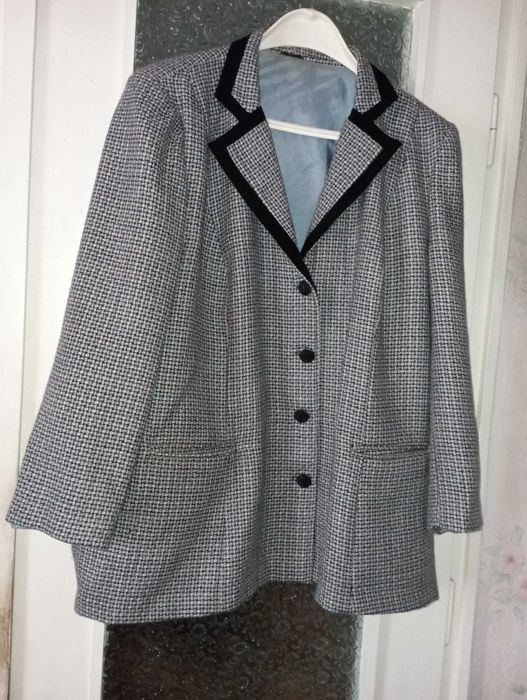 Дамски вълнен  костюм – пола и сако за едри дами