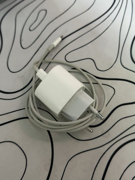 Продам оригинал зарядку на айфон