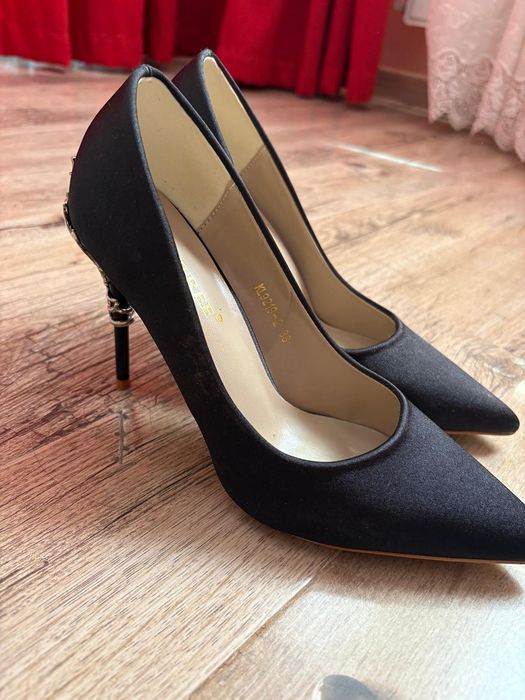Vand pantofi cu toc si ornament